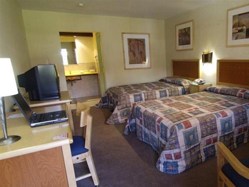 Colonial Hotel